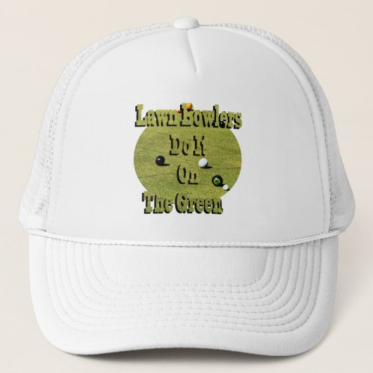 芝生のボウリングをする人、 クリケットの投手は緑の上でそれをするおもしろい。 キャップ (正面)