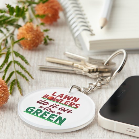 芝生のボウリングをする人、 クリケットの投手は緑の上でそれをする キーホルダー (正面右)