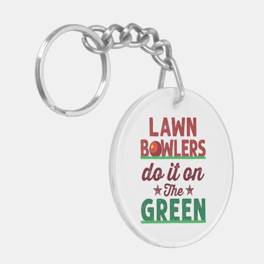 芝生のボウリングをする人、 クリケットの投手は緑の上でそれをする キーホルダー (正面左)