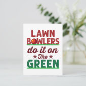 芝生のボウリングをする人、 クリケットの投手は緑の上でそれをする ポストカード (スタンド正面)