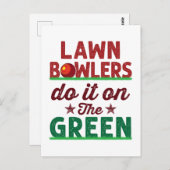 芝生のボウリングをする人、 クリケットの投手は緑の上でそれをする ポストカード (正面/裏面)