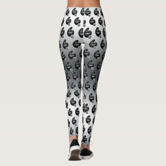 芝生のボウリングをする人、 クリケットの投手は芝生のボウルに レギンス (裏面)