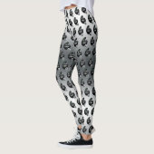 芝生のボウリングをする人、 クリケットの投手は芝生のボウルに レギンス (左)