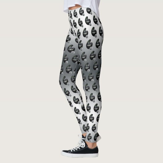 芝生のボウリングをする人、 クリケットの投手は芝生のボウルに レギンス (左)