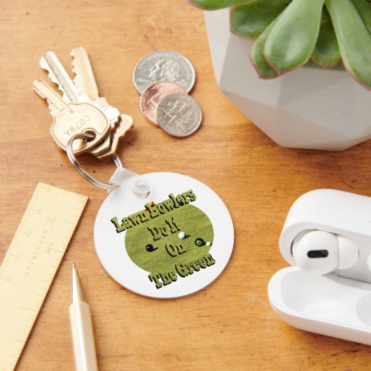 芝生のボウリングをする人、 クリケットの投手は、緑のキーリングおもしろいでそれをする キーホルダー (デスク)