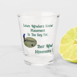 芝生のボウリングをする人、 クリケットの投手は、配置がボウルの鍵であることを知っている。 ショットグラス
