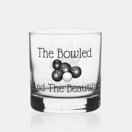 芝生のボールがボーリングし、美しい ウイスキーグラス