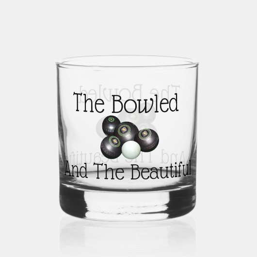 芝生のボールがボーリングし、美しい ウイスキーグラス (正面)