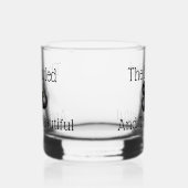 芝生のボールがボーリングし、美しい ウイスキーグラス (右)