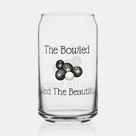 芝生のボールがボーリングし、美しい ガラス缶