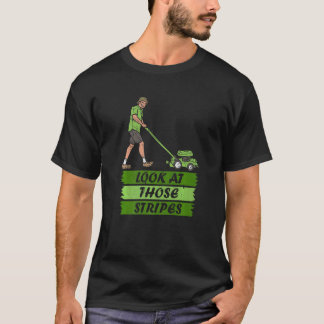 芝生のモーアストライプー気にガーデンニングモを見る Tシャツ