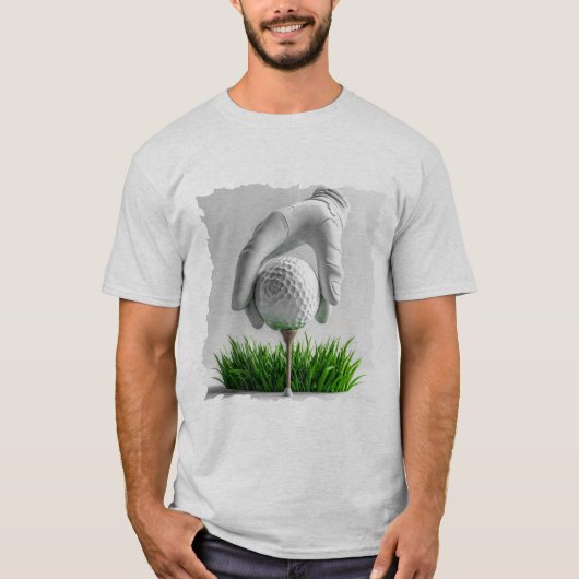 芝生の上でティーにゴルフボールを置く手袋をした手 Tシャツ (正面)