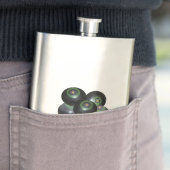 芝生の上に積み上げた五つの鉢とジャック フラスク (インサイチュ)