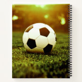 芝生の上のサッカーボール ノートブック (裏面)