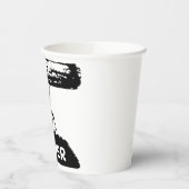 芝生の上の小さなアリが丸太を持っていた。 紙コップ (左)