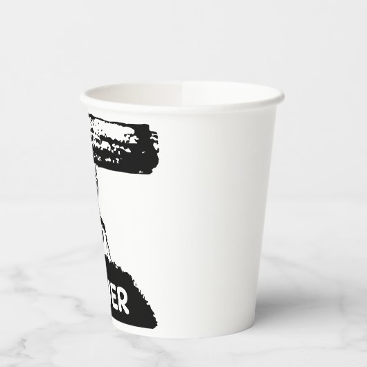 芝生の上の小さなアリが丸太を持っていた。 紙コップ (左)