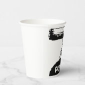 芝生の上の小さなアリが丸太を持っていた。 紙コップ (右)