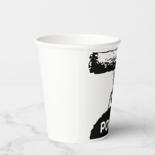 芝生の上の小さなアリが丸太を持っていた。 紙コップ (右)