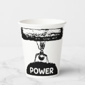 芝生の上の小さなアリが丸太を持っていた。 紙コップ (正面)