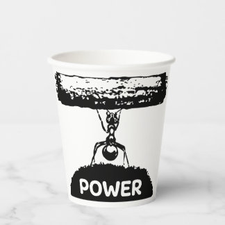 芝生の上の小さなアリが丸太を持っていた。 紙コップ