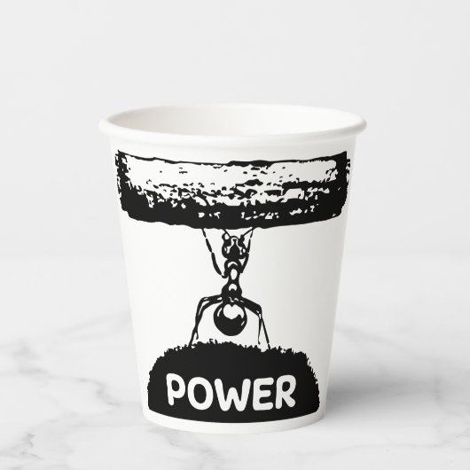 芝生の上の小さなアリが丸太を持っていた。 紙コップ (正面)