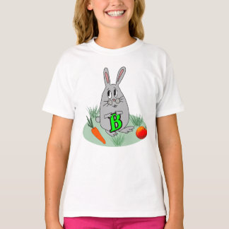 芝生の上の文字Bとウサギ Tシャツ