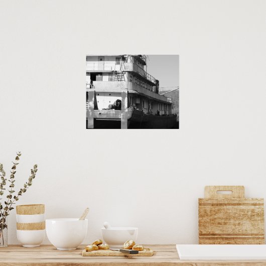 芝生の上の黒と白の古いタグボート16 x 20 ポスター (キッチン)