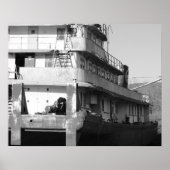 芝生の上の黒と白の古いタグボート16 x 20 ポスター (正面)