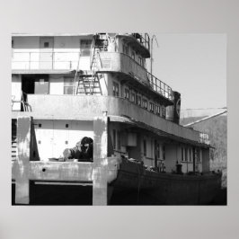 芝生の上の黒と白の古いタグボート16 x 20 ポスター