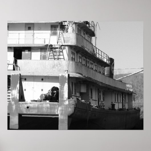 芝生の上の黒と白の古いタグボート16 x 20 ポスター (正面)