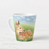 芝生の中で子鹿子供部屋小 カフェラテマグ (左アングル)