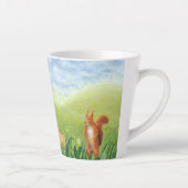 芝生の中で子鹿子供部屋小 カフェラテマグ (右)