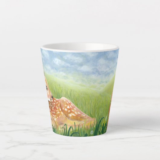 芝生の中で子鹿子供部屋小 カフェラテマグ (正面)