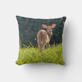 芝生の中に立っている子鹿 クッション (正面)