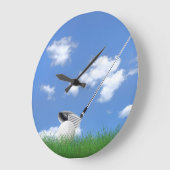 芝生の中のゴルフボールとクラブ ラージ壁時計 (傾斜)