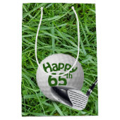 芝生の中のゴルフボール65誕生日中抱き枕 ミディアムペーパーバッグ (正面)