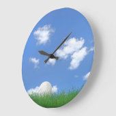 芝生の中のゴルフボール ラージ壁時計 (傾斜)
