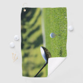 芝生の中のティーにゴルフクラブとボー最高のル ゴルフタオル (インサイチュ)