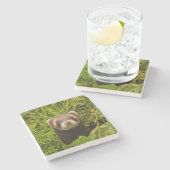 芝生の写真の可愛い茶色のフェレット ストーンコースター (横)