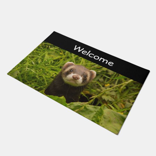 芝生の写真の可愛い茶色のフェレット ドアマット (アングル)