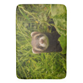 芝生の写真の可愛い茶色のフェレット バスマット (正面縦)