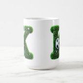 芝生の文字Kとサッカーボール コーヒーマグカップ (中央)