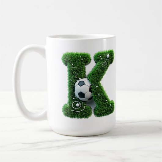 芝生の文字Kとサッカーボール コーヒーマグカップ (左)