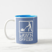 芝生の施行の役人のおもしろいなピクトグラムのしゃれ ツートーンマグカップ (左)