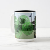 芝生の椀で競い合う ツートーンマグカップ (正面左)