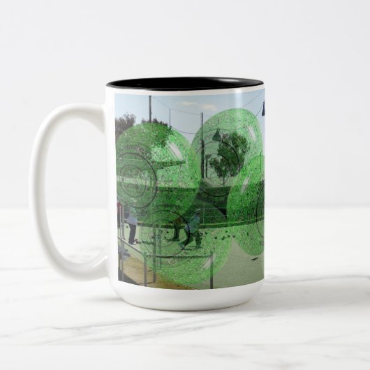 芝生の椀で競い合う ツートーンマグカップ (左)