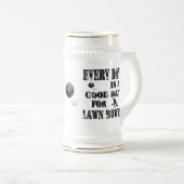 芝生の椀に毎日良い ビールジョッキ (正面右)