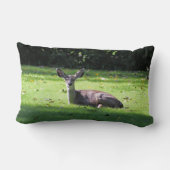 芝生の腰枕の上に休む鹿 ランバークッション (裏面)