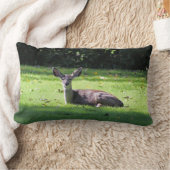 芝生の腰枕の上に休む鹿 ランバークッション (ブランケット)