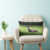 芝生の腰枕の上に休む鹿 ランバークッション (椅子)